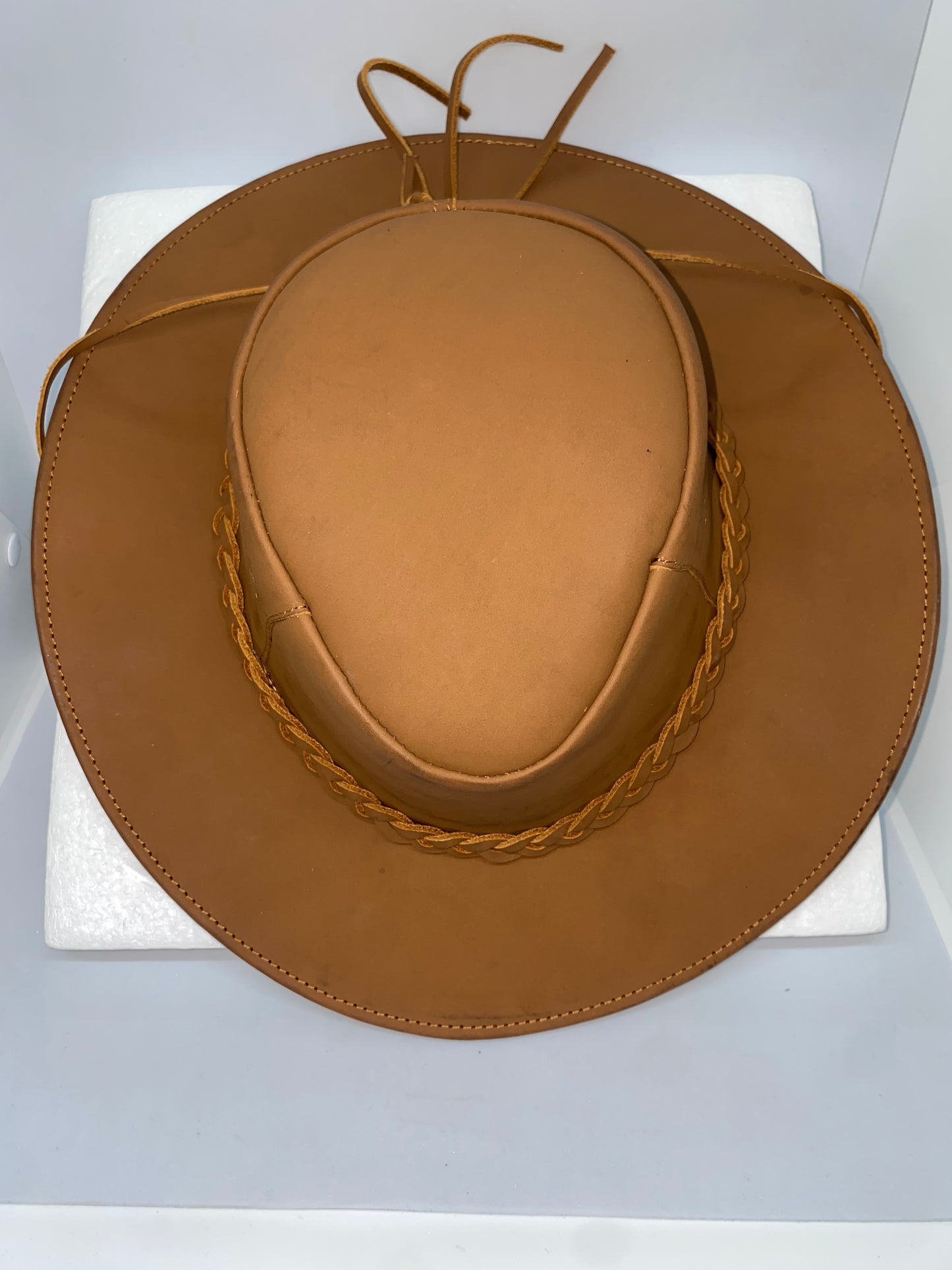 SG40 - Sombrero de cuero graso con correa marca Quality Leather