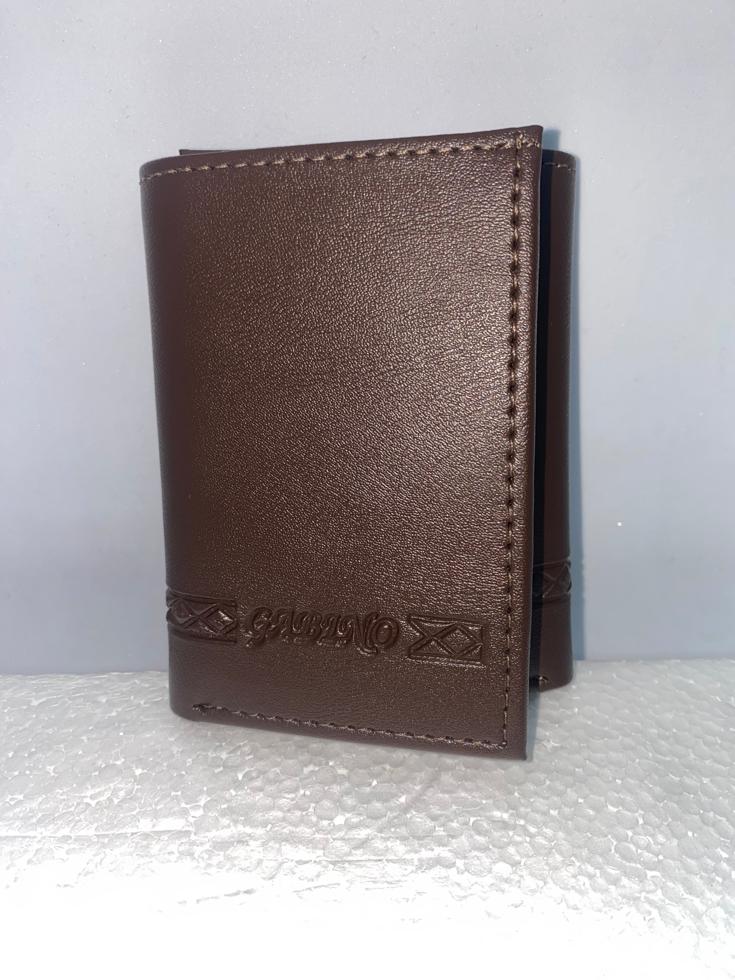 B085 - Billetera de cuero sintético marca Gabino