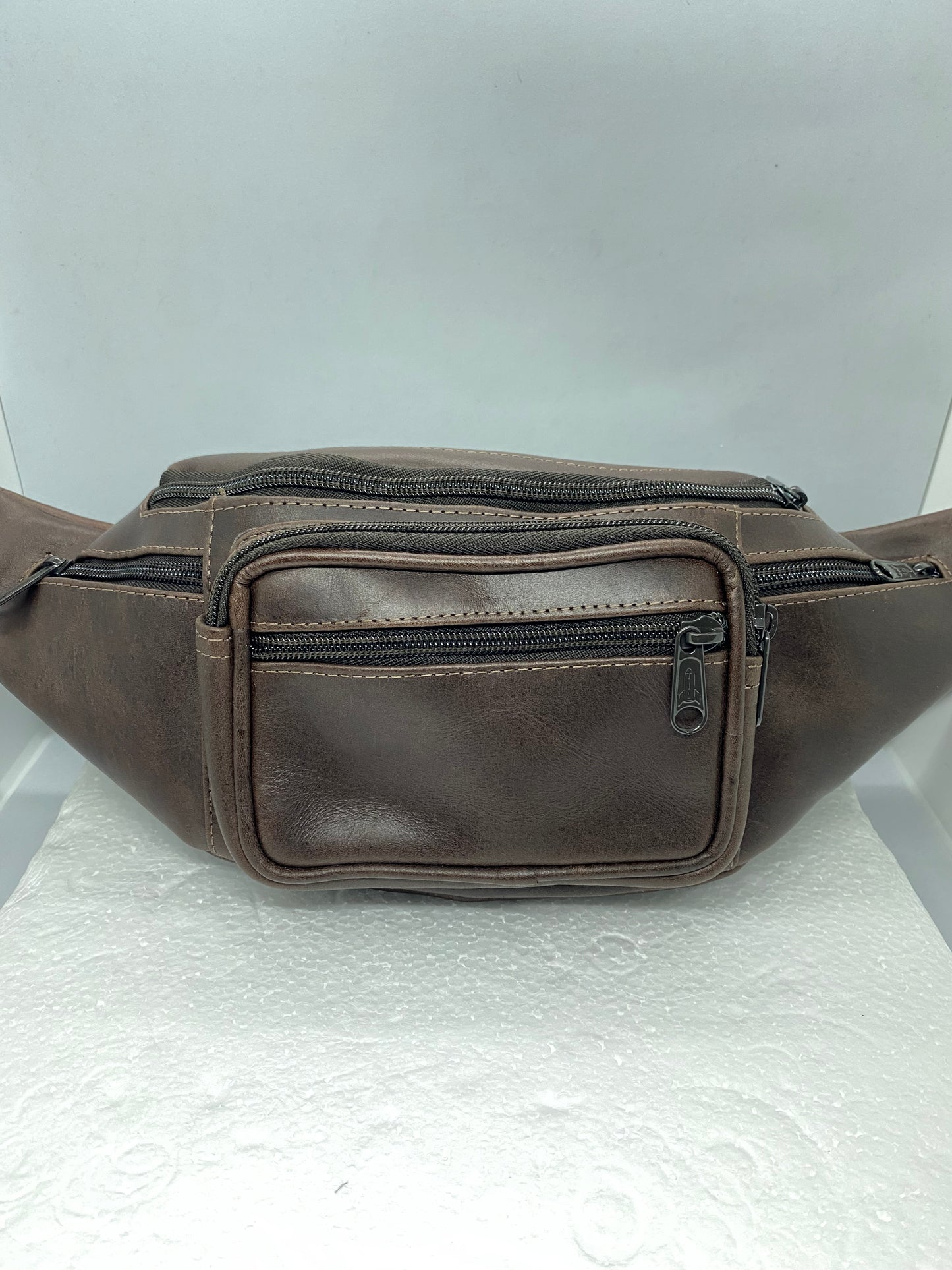 CGG215 - Canguro de cuero graso mediano marca Quality Leather