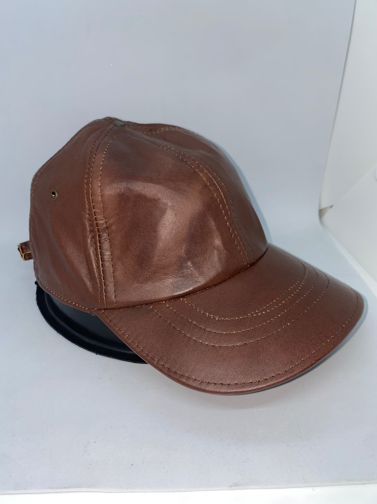 GB28 - Gorra de cuero tipo beisbolera