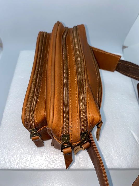 CG115 - Canguro de cuero Tula cuadrado marca Quality Leather