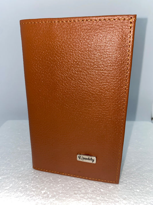 PP528 - Tarjetero porta pasaporte de cuero marca Quality Leather