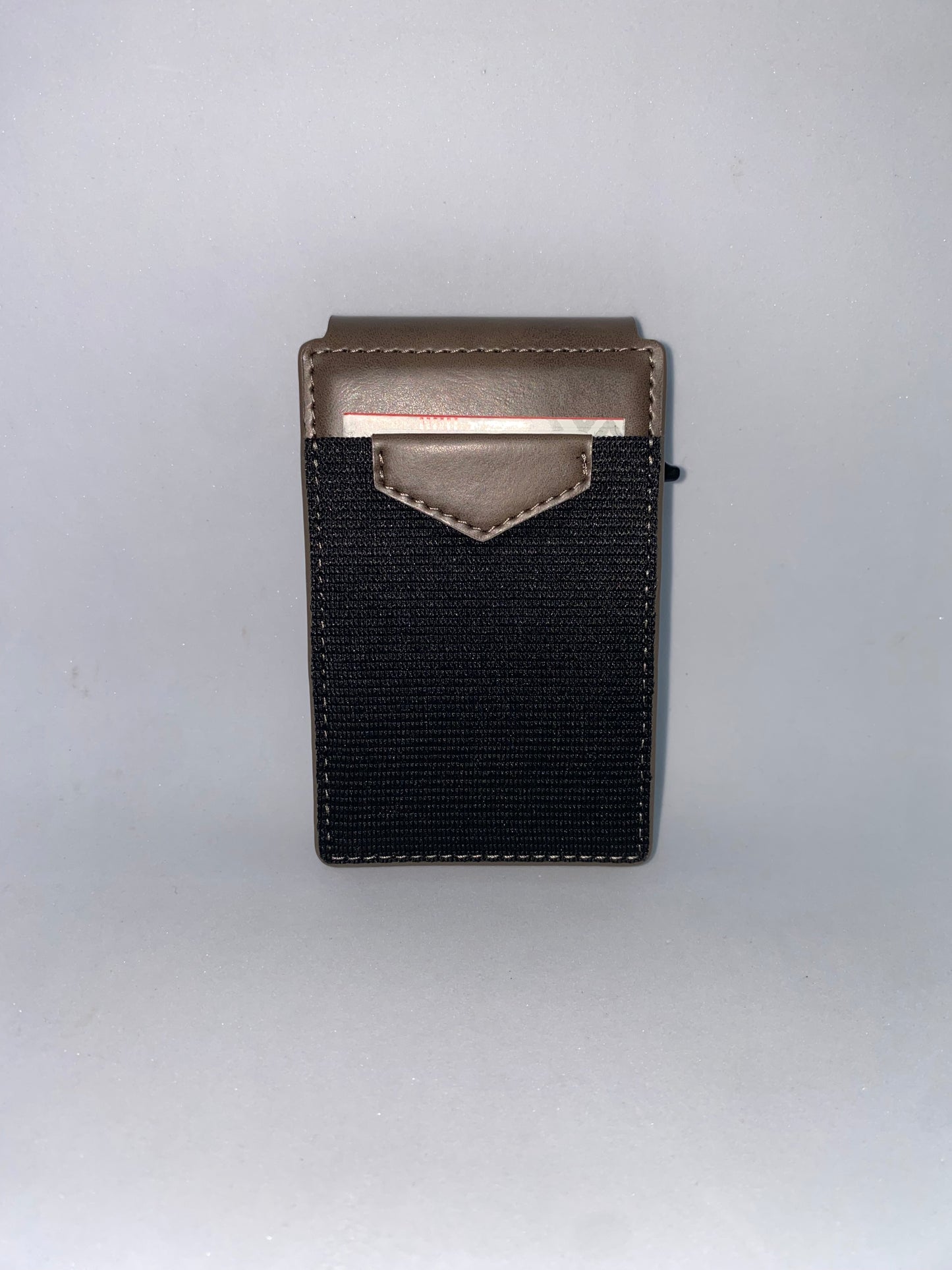 T304 - Tarjetero de Cuerina con protección RFID con iman