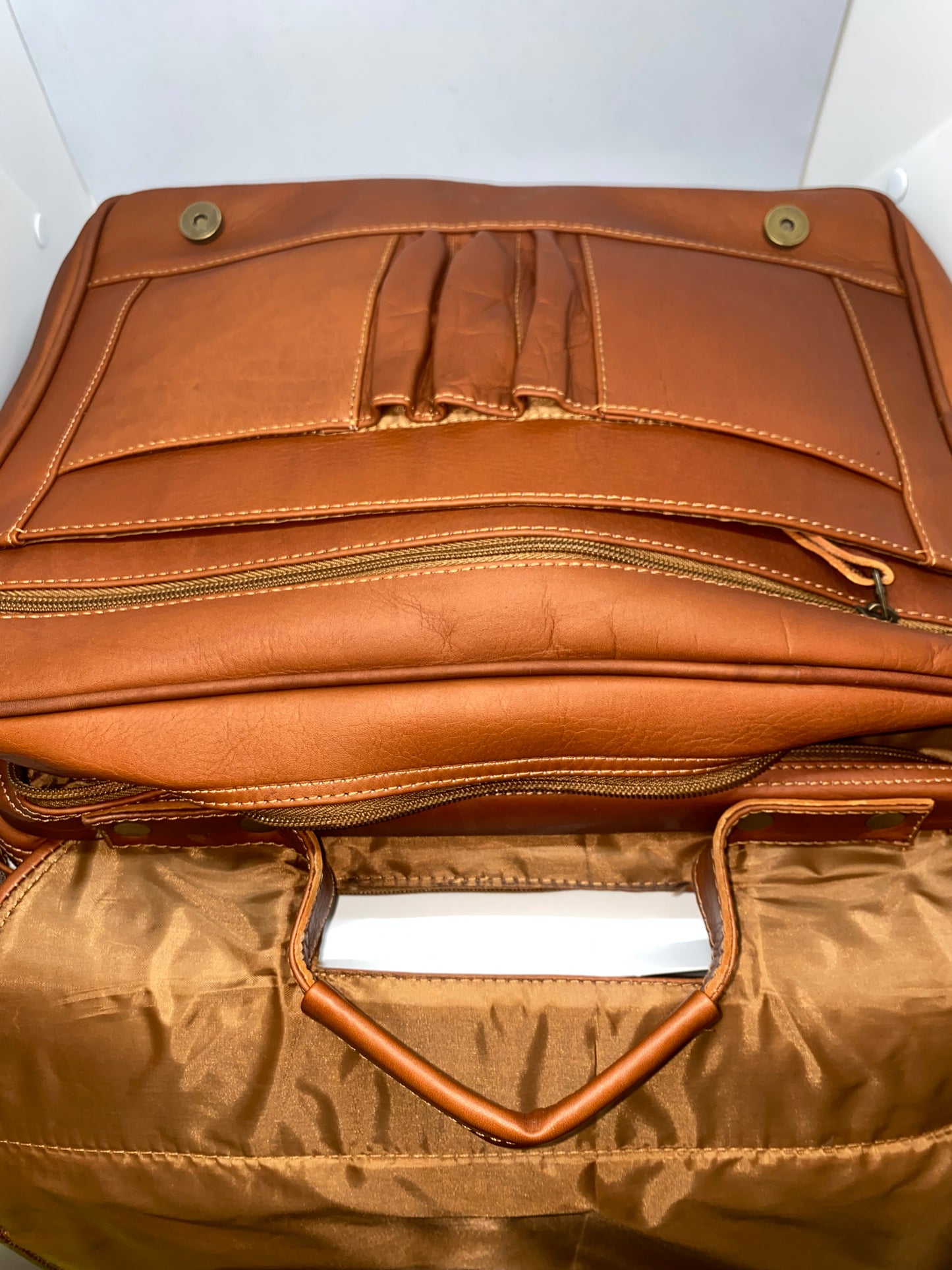 ME96 - Maletin Expandible de cuero Tula marca Quality Leather