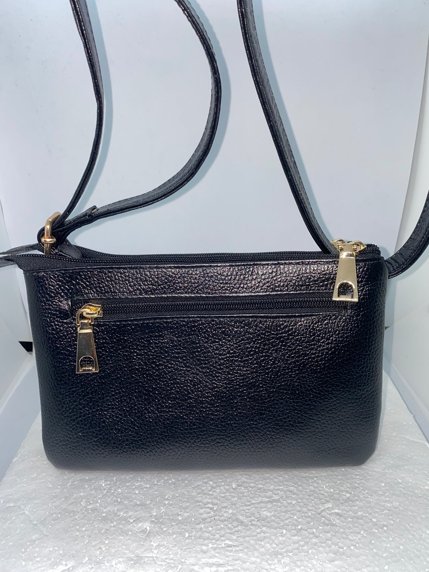 BML40 - Bolsito con arito elegante de cuero Graso marca Quality Leather