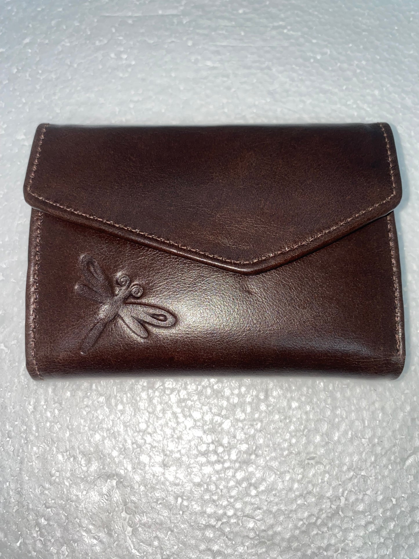 W202 - Wallet de cuero para dama con libelular marca Quality Leather