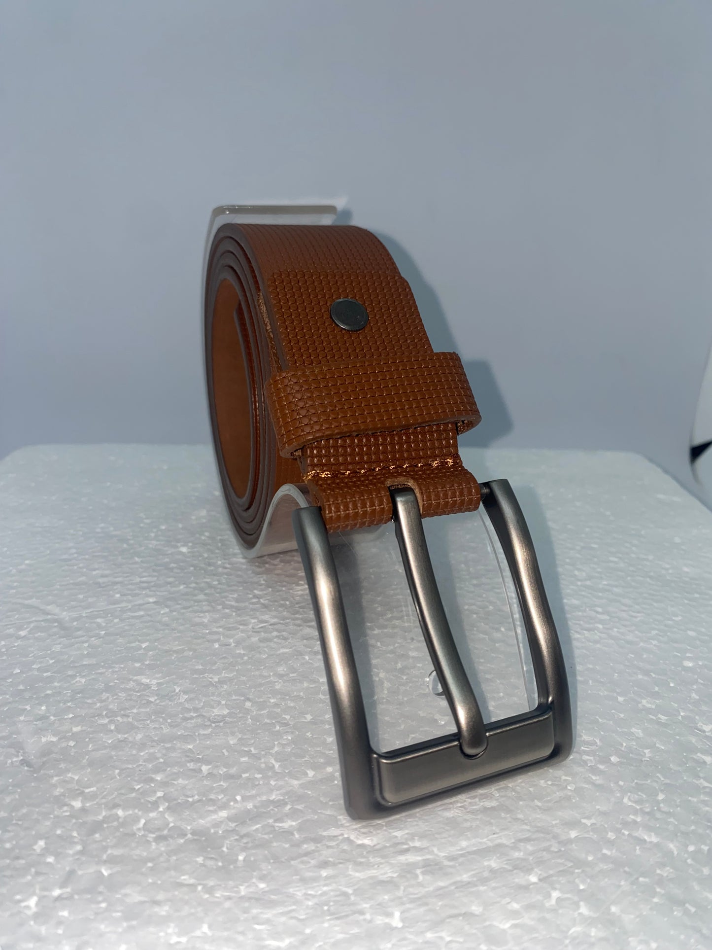 C020 - Correa de cuero ancha con puntitos de diseño marca Quality Leather