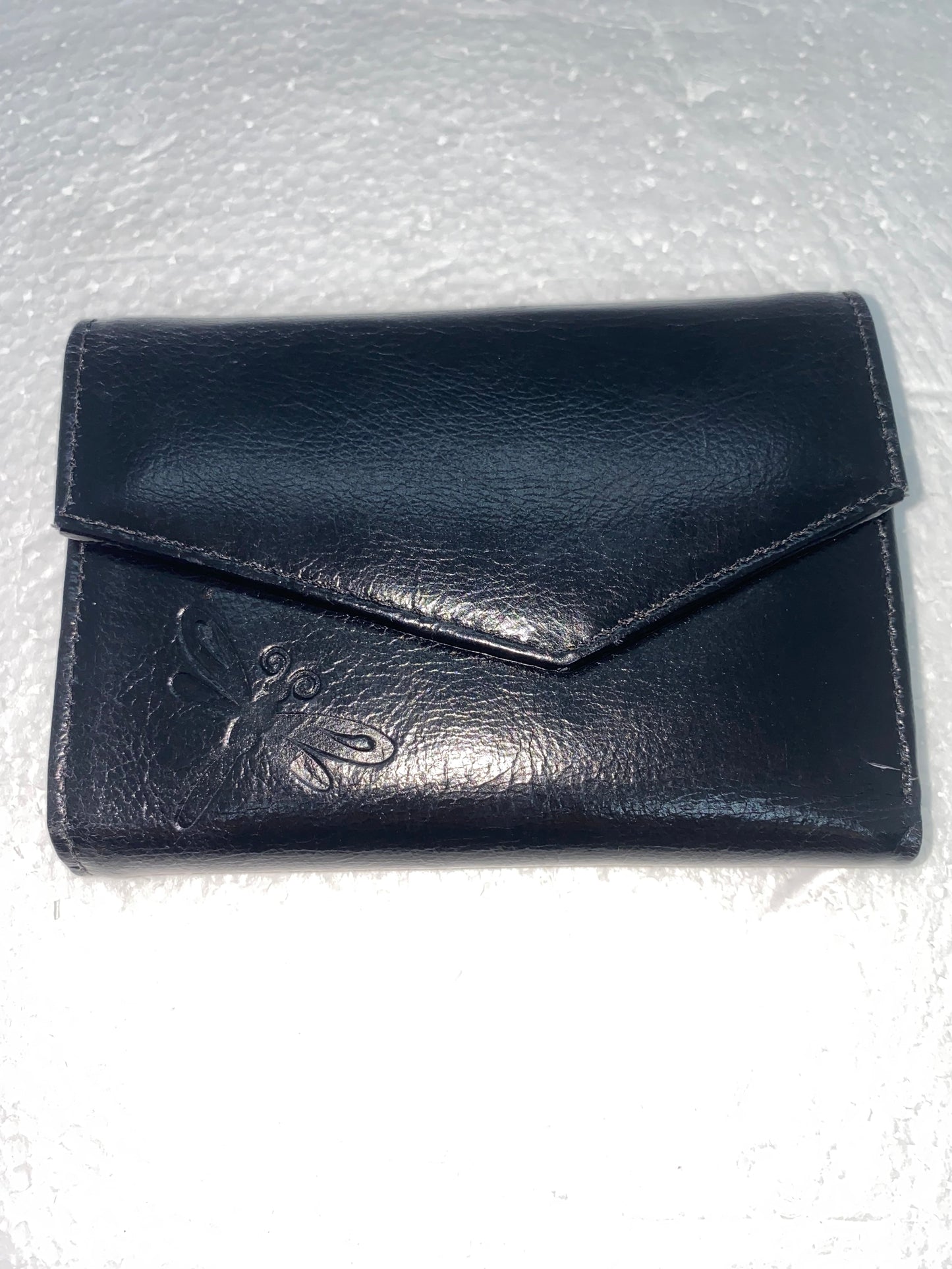 W202 - Wallet de cuero para dama con libelular marca Quality Leather