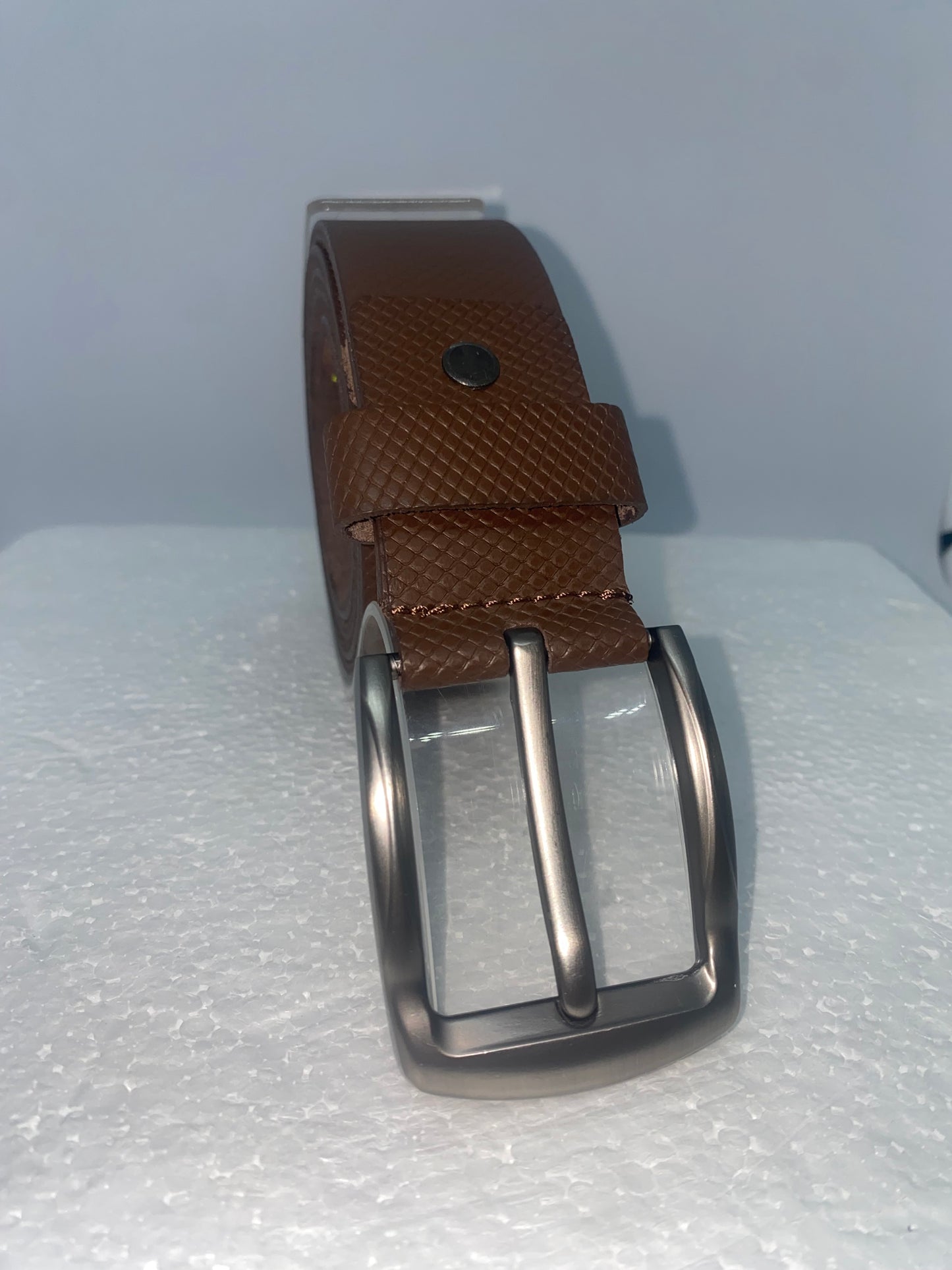 C020 - Correa de cuero ancha con puntitos de diseño marca Quality Leather