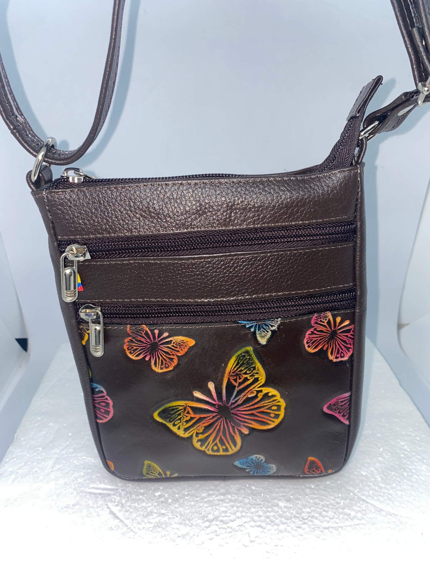 CMP35 - Carriel de cuero pintado con mariposa