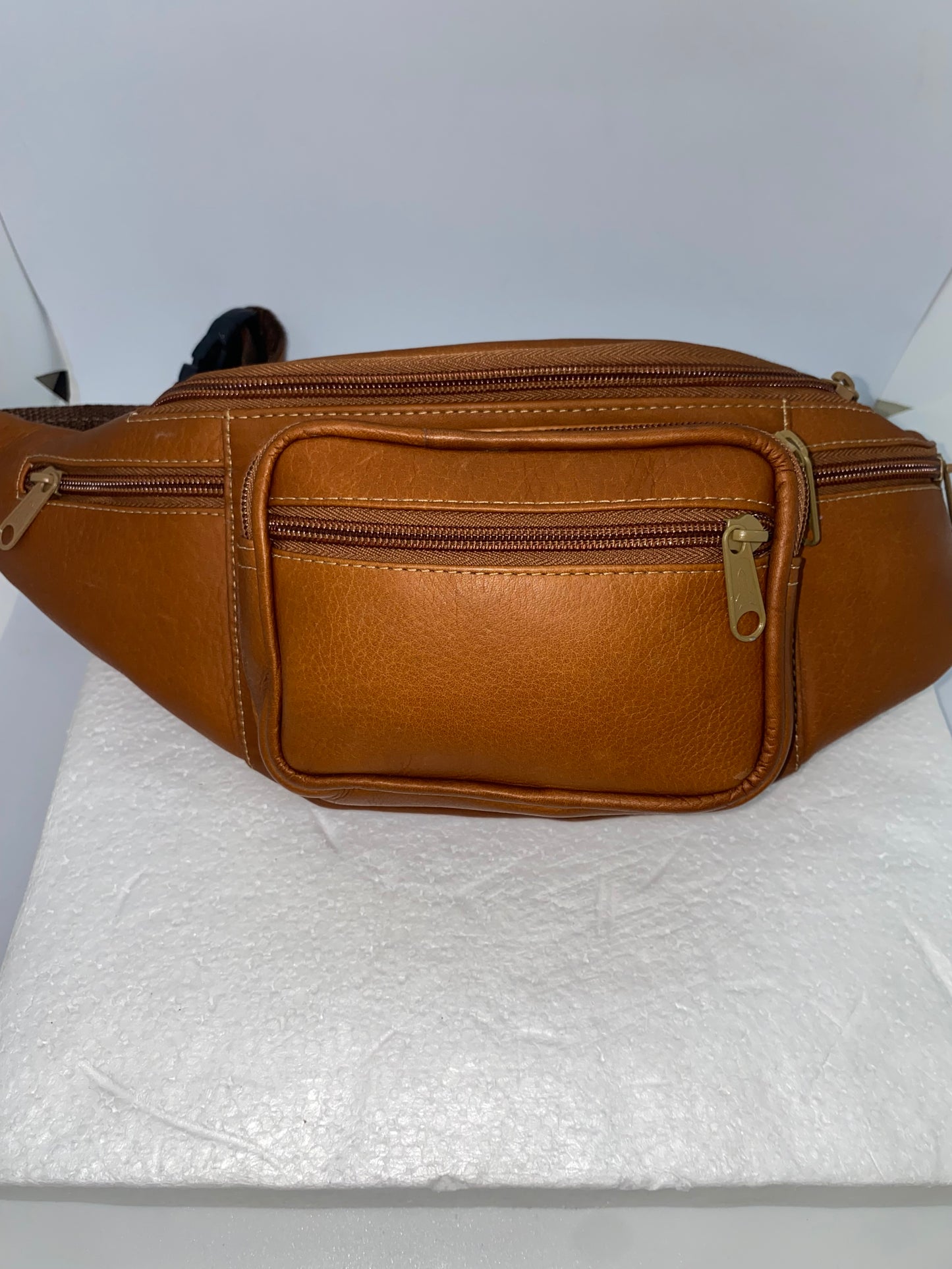 CG215 - Canguro de cuero tula mediana marca Quality Leather