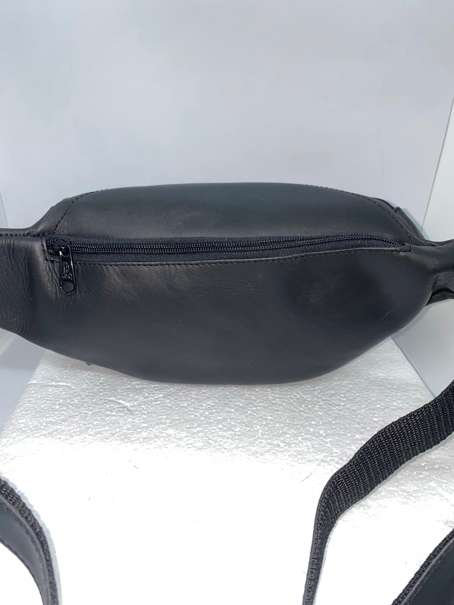 CGG215 - Canguro de cuero graso mediano marca Quality Leather