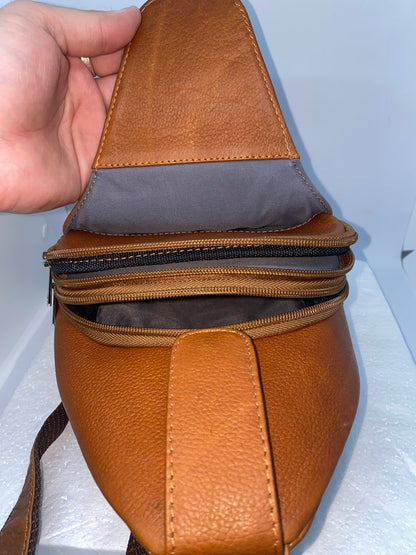 P338 - Pechera de cuero tula pequeña marca Quality Leather