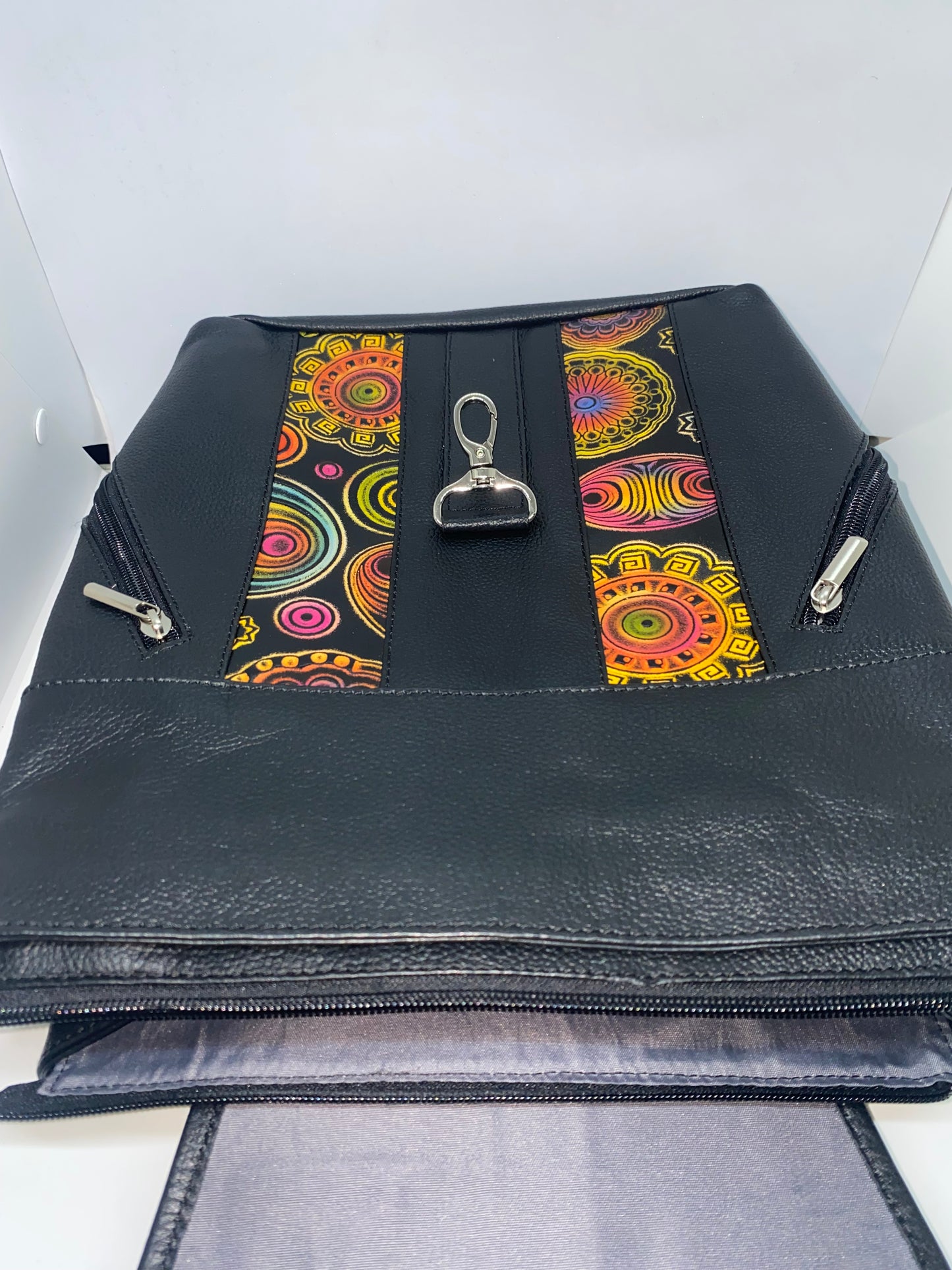 MPN69 - Mochila de cuero graso pintada para dama marca Quality Leather