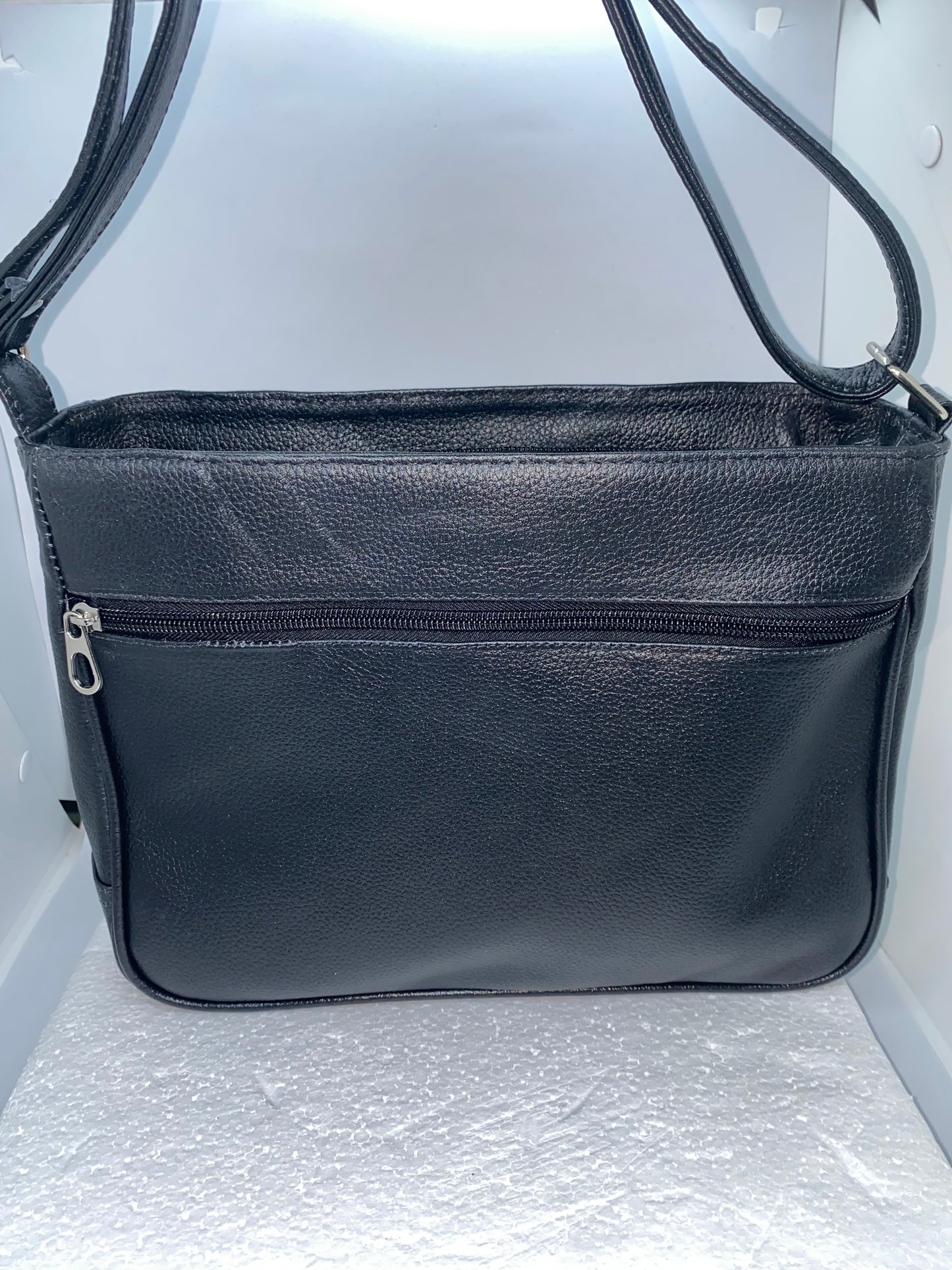 CML58 - Carriel manos libres con doble cierre marca Quality Leather