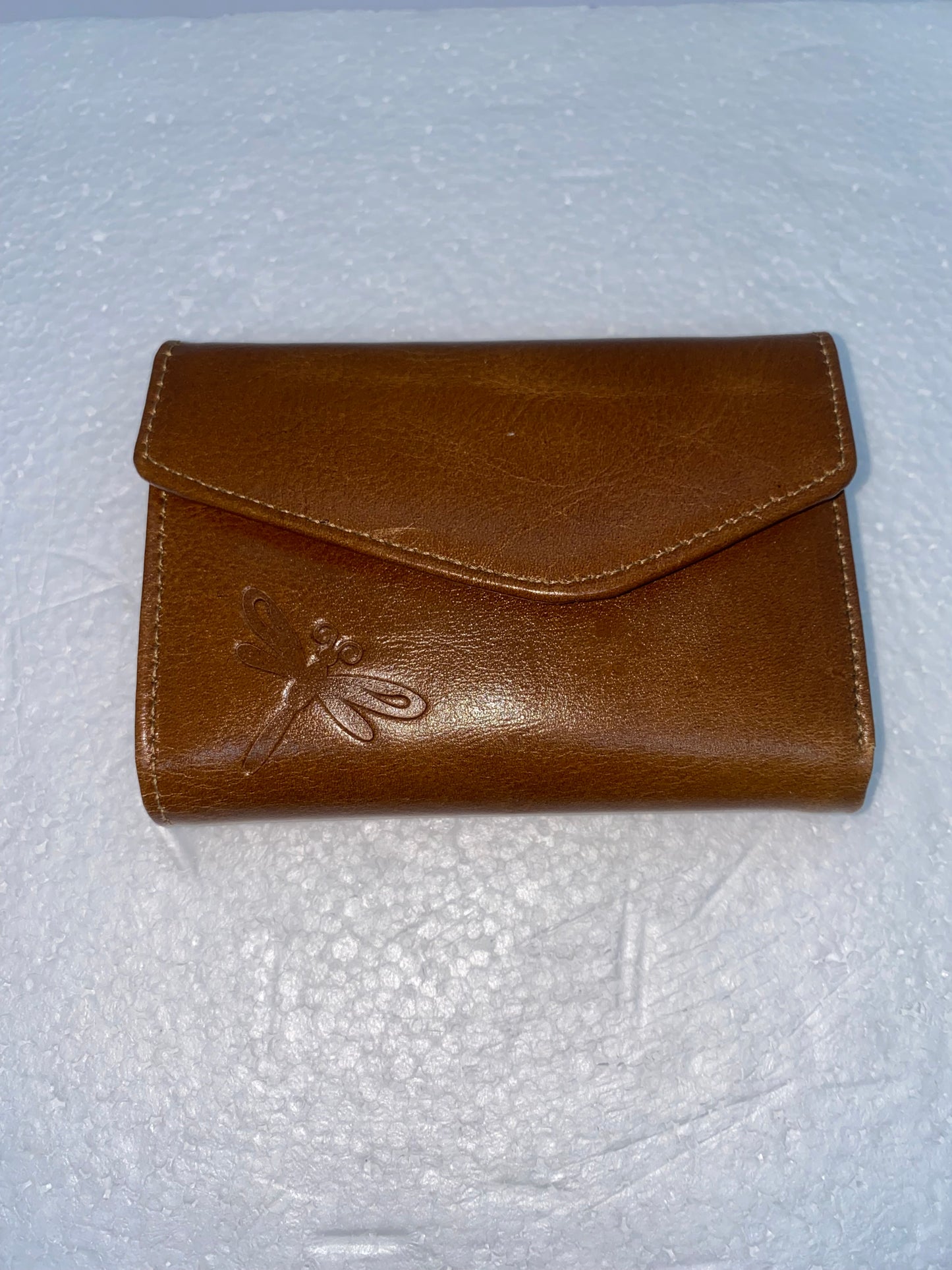 W202 - Wallet de cuero para dama con libelular marca Quality Leather