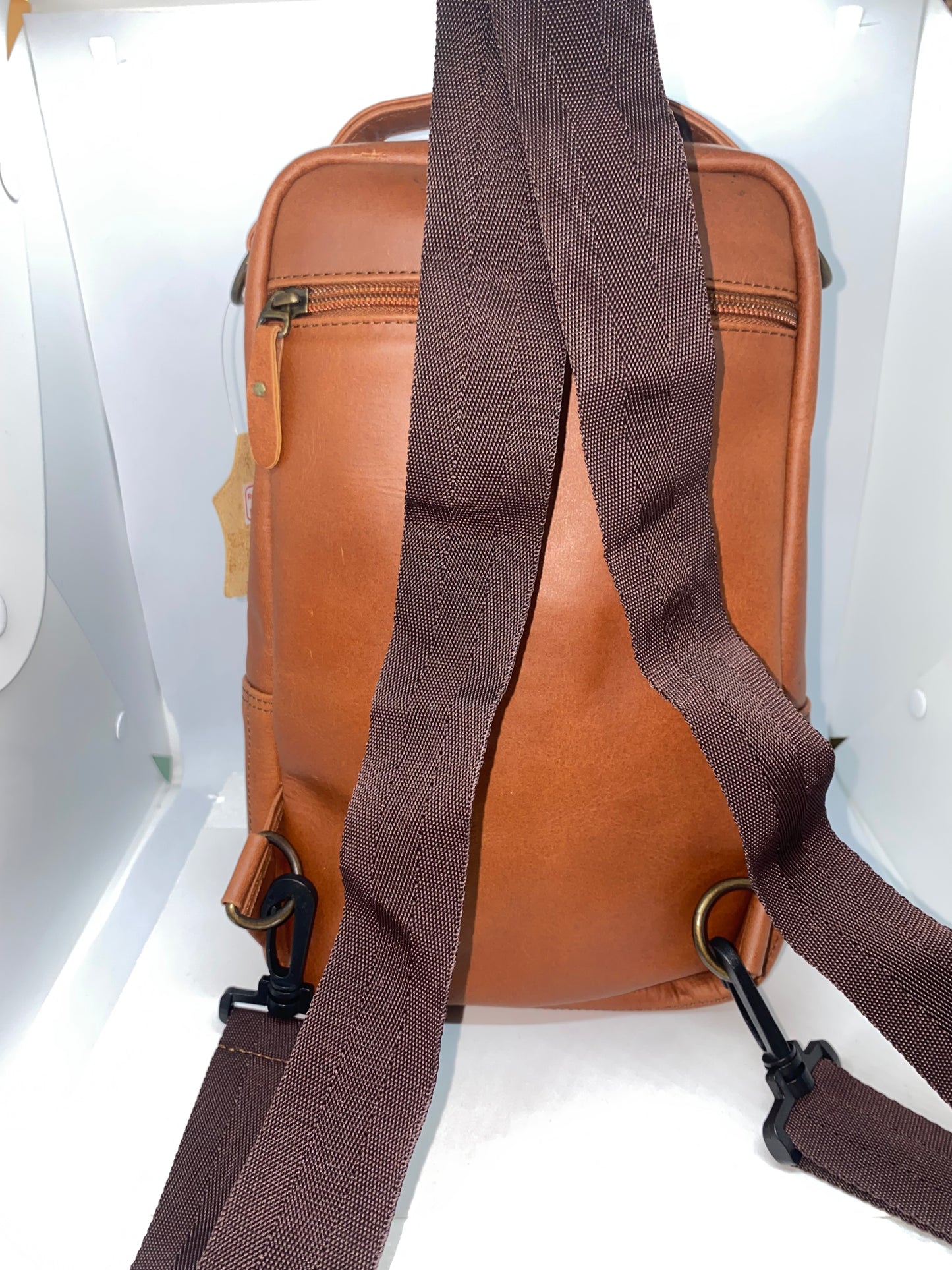 C333 - Carriel mochila de cuero Graso adaptable marca Quality Leather