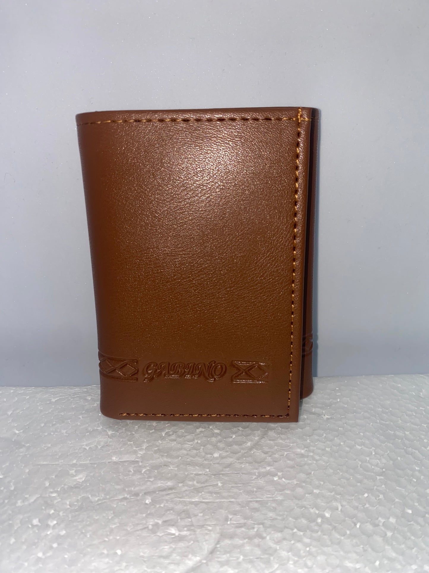 B085 - Billetera de cuero sintético marca Gabino