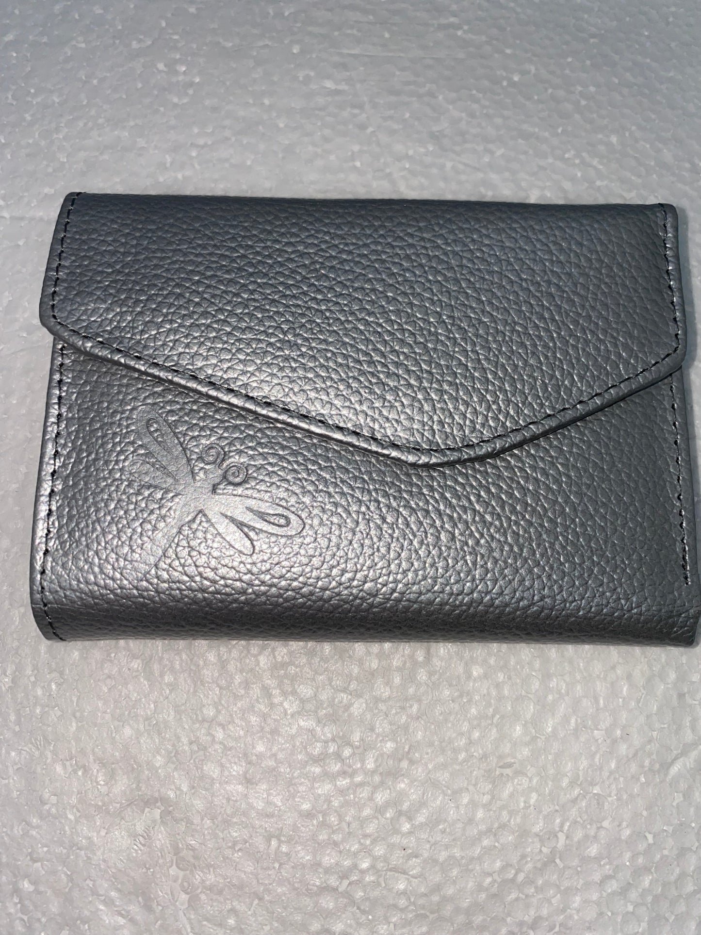 W202 - Wallet de cuero para dama con libelular marca Quality Leather