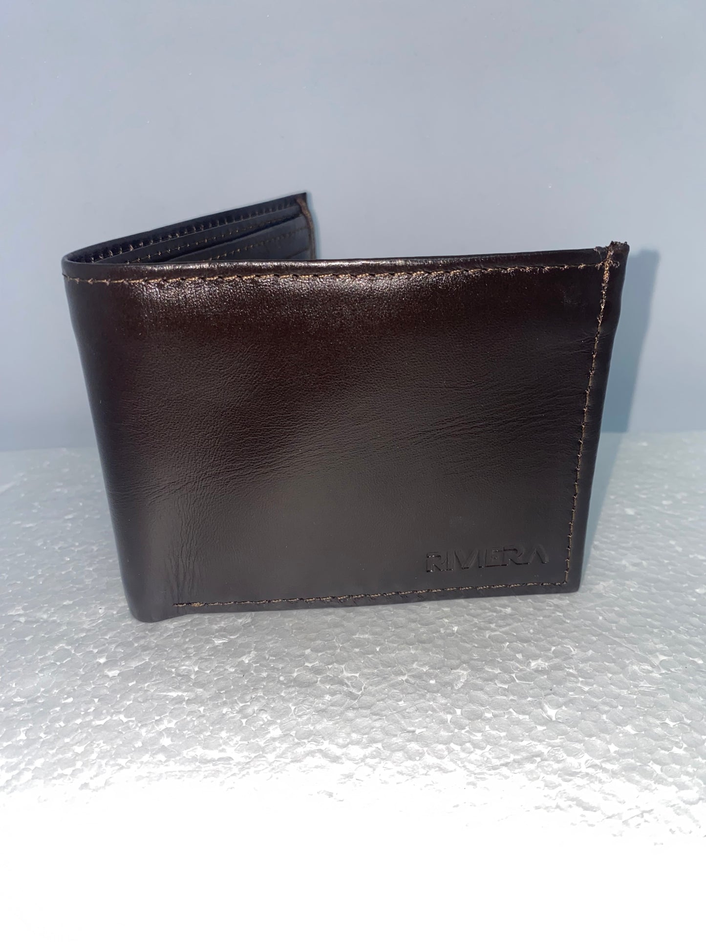 B106 - Billetera de cuero lisa con inpermeabilizante marca Riviera