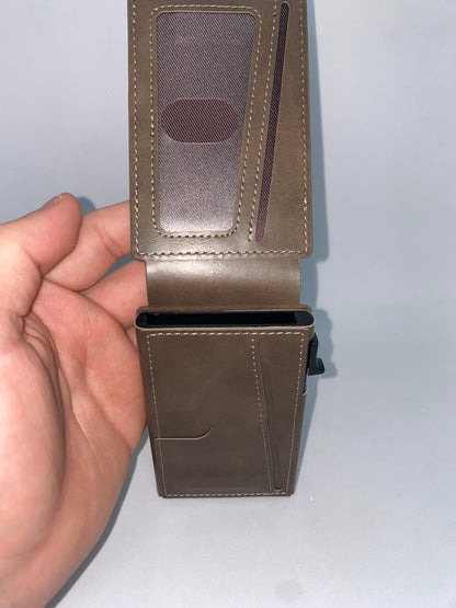 T304 - Tarjetero de Cuerina con protección RFID con iman