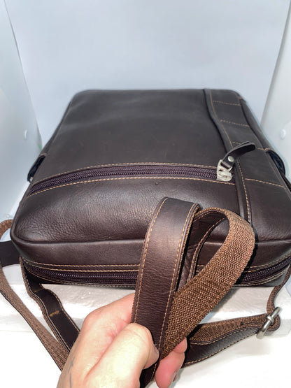 C328 - Carriel de cuero Tula Grande marca Quality Leather