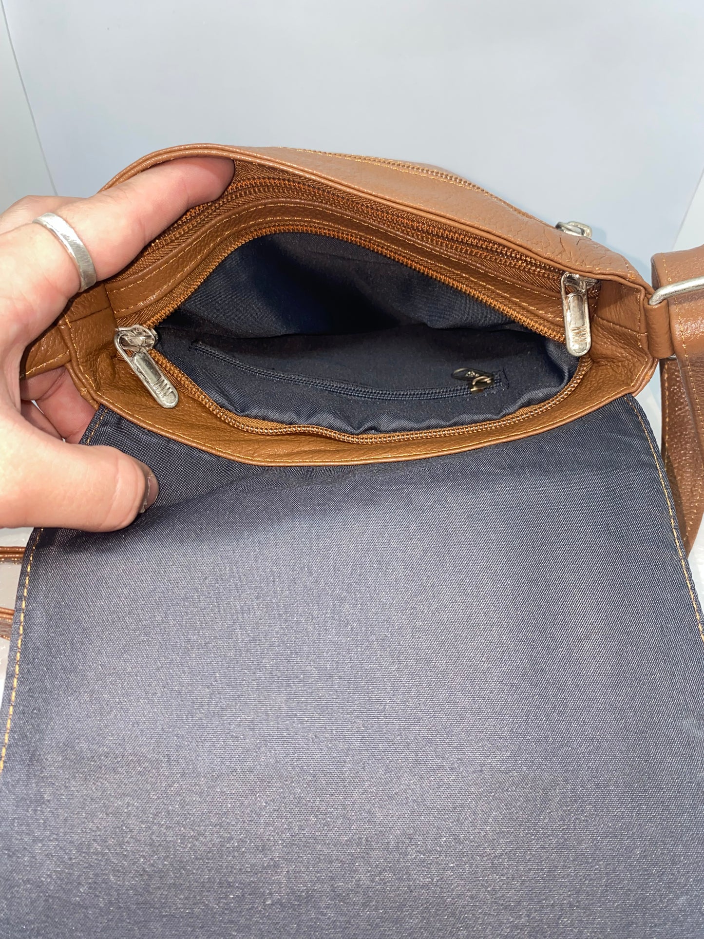 CP45 - Carriel de cuero para dama con diseño marca Quality Leather