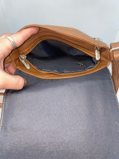 CP45 - Carriel de cuero para dama con diseño marca Quality Leather