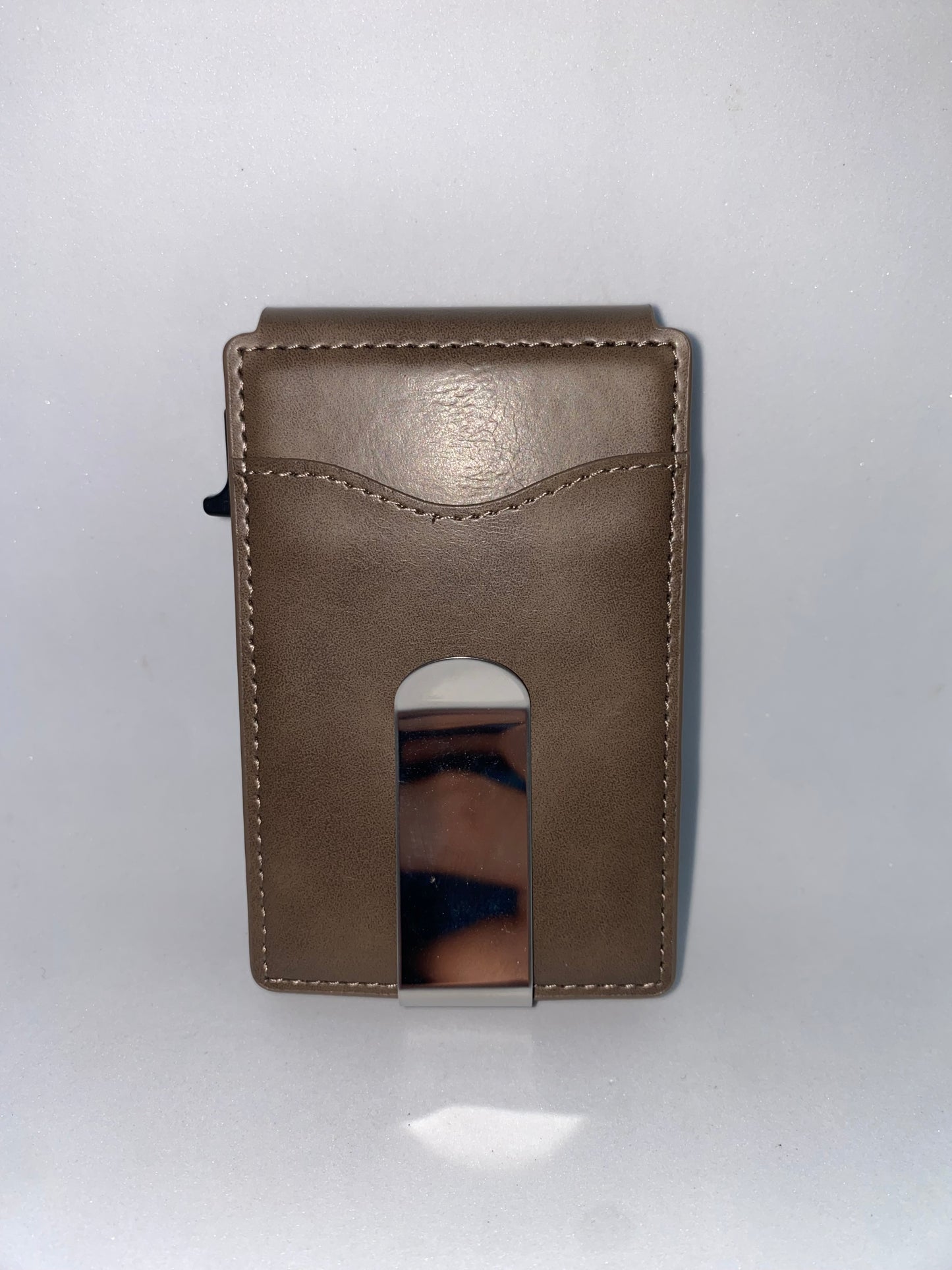T304 - Tarjetero de Cuerina con protección RFID con iman