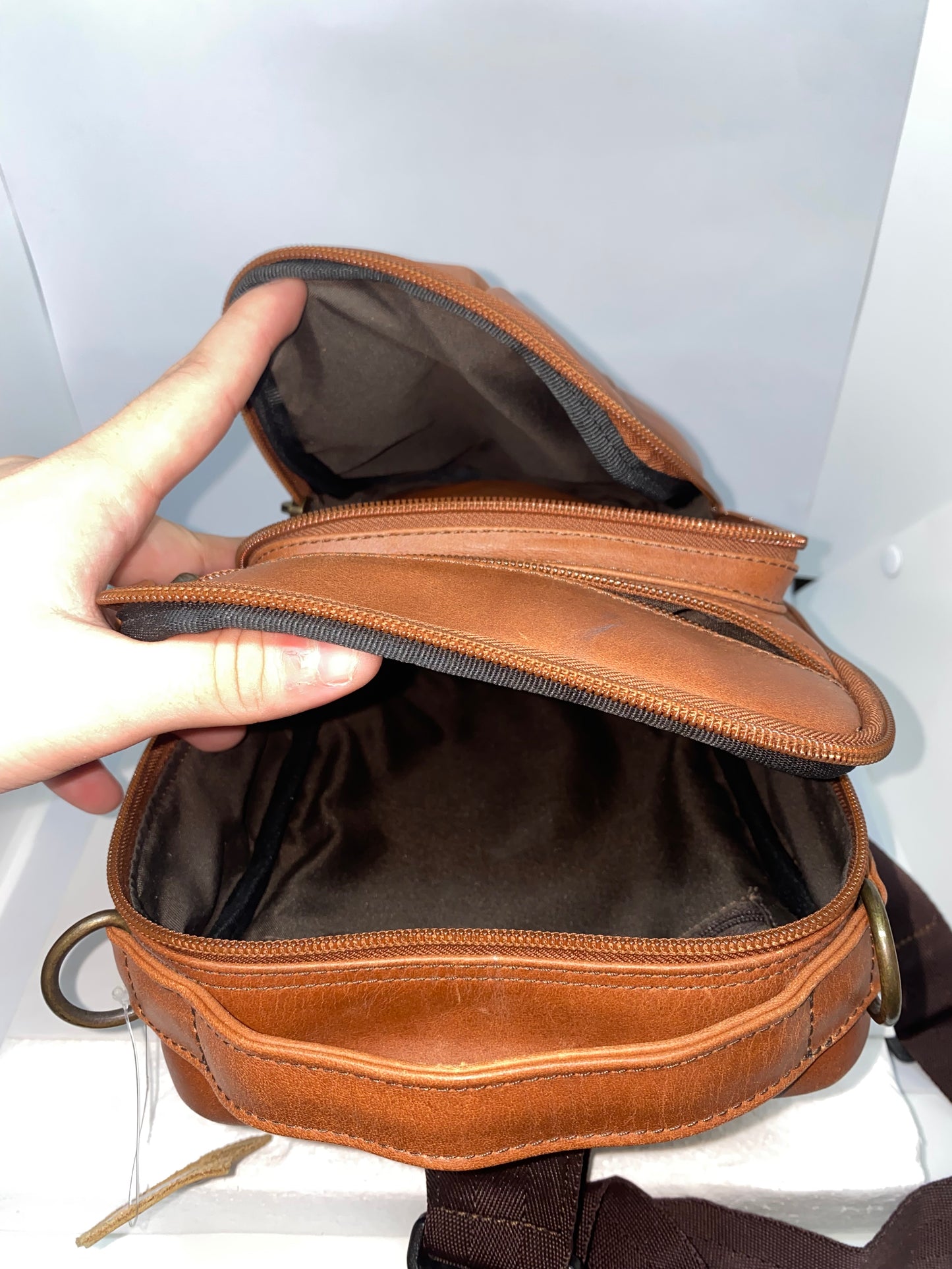C333 - Carriel mochila de cuero Graso adaptable marca Quality Leather