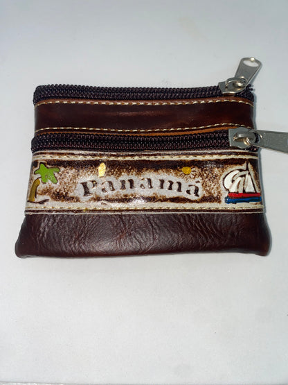 MP4 - Monedero de cuero grabado con Panamá