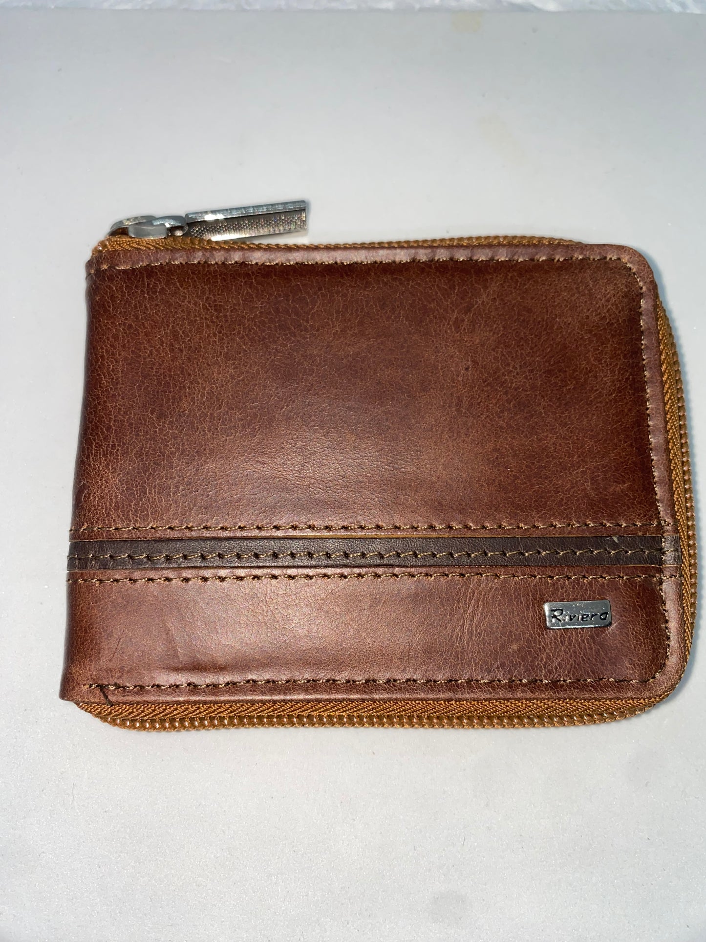 B6278 - Billetera de cuero con zipper marca Riviera