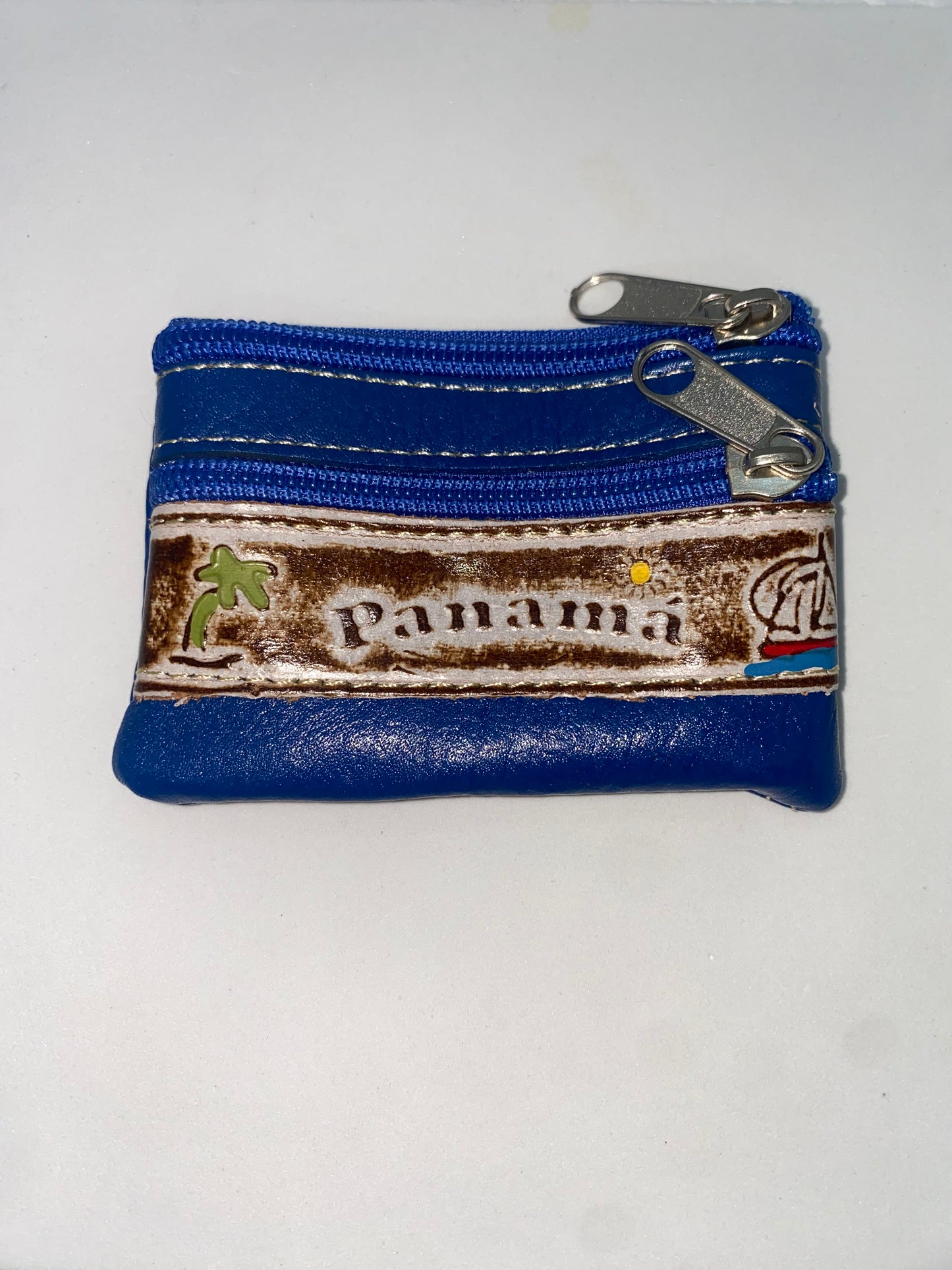 MP4 - Monedero de cuero grabado con Panamá