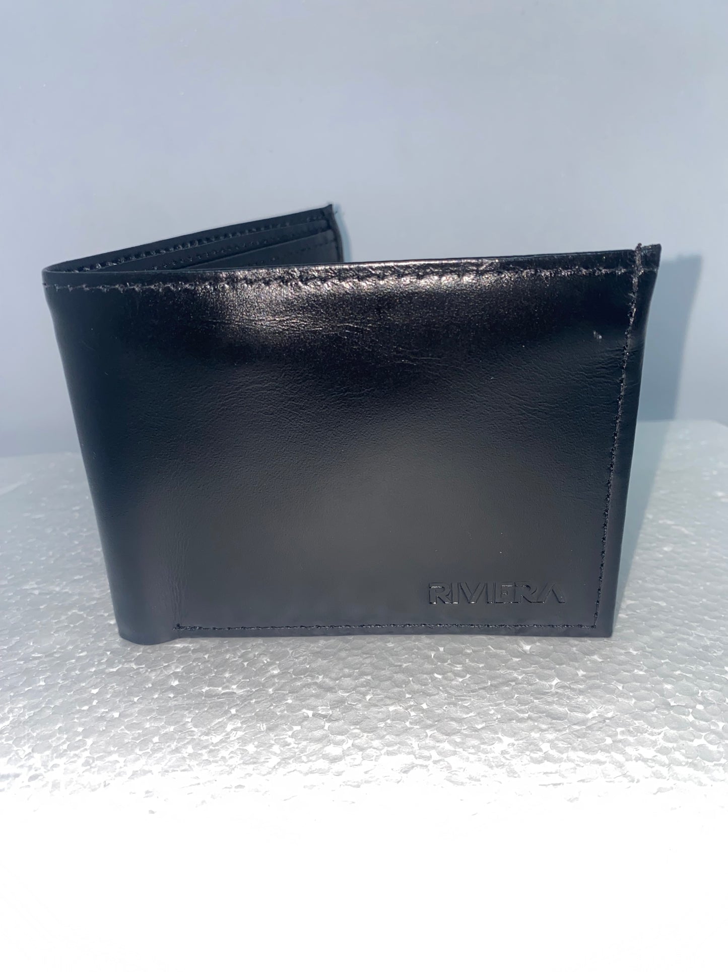 B106 - Billetera de cuero lisa con inpermeabilizante marca Riviera