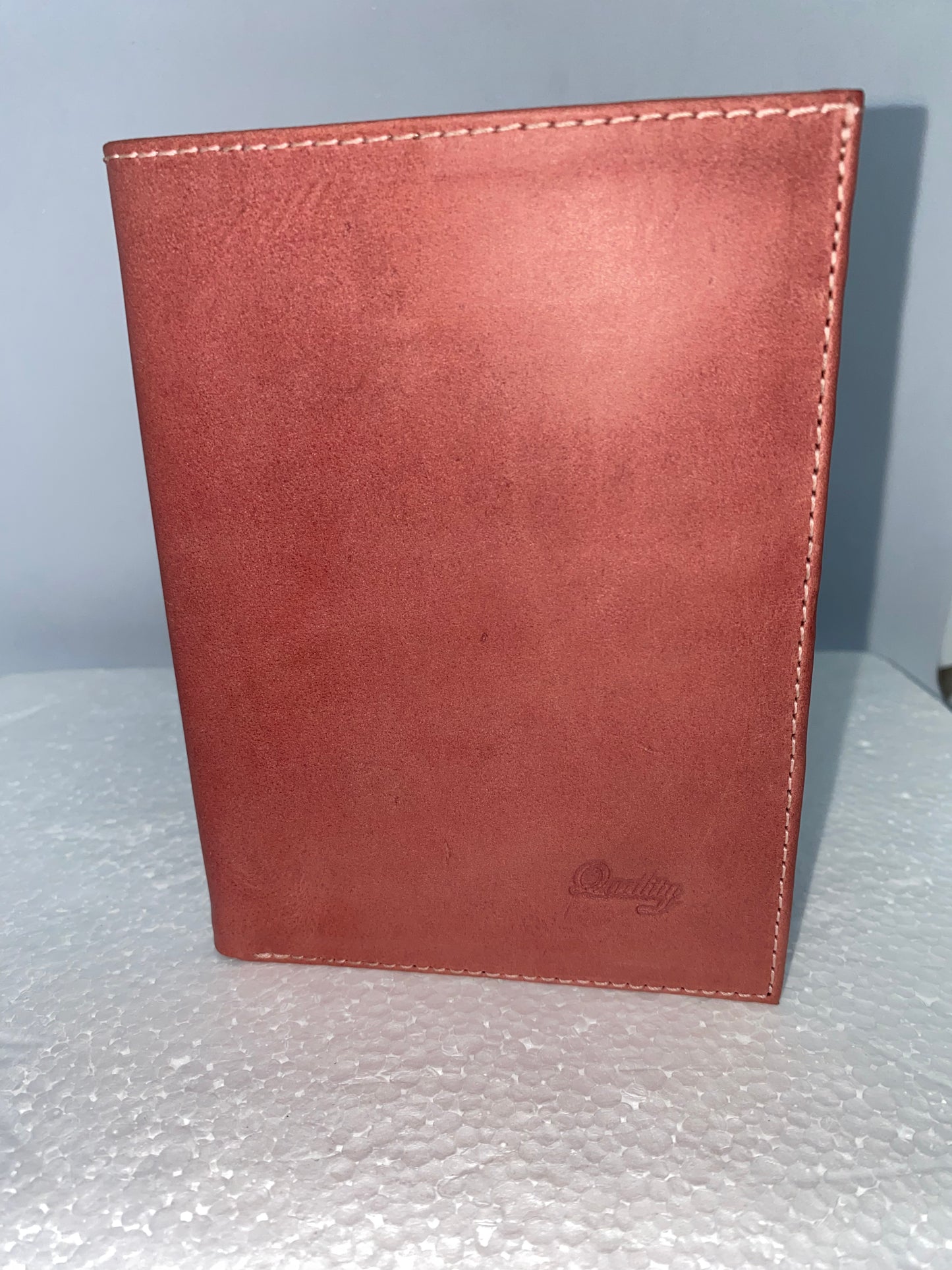 PP538 - Tarjetero porta pasaporte de cuero Graso marca Quality Leather