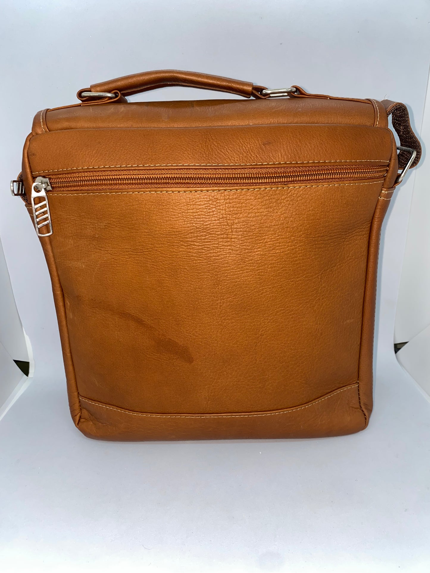 C308 - Carriel de cuero Tula Grande con remache delantero marca Quality Leather
