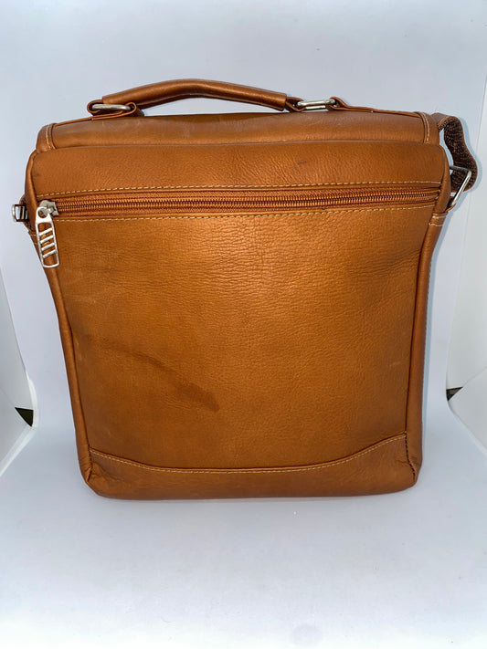 C308 - Carriel de cuero Tula Grande con remache delantero marca Quality Leather