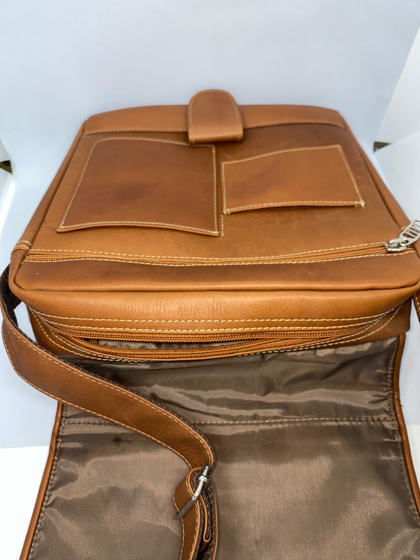 C308 - Carriel de cuero Tula Grande con remache delantero marca Quality Leather