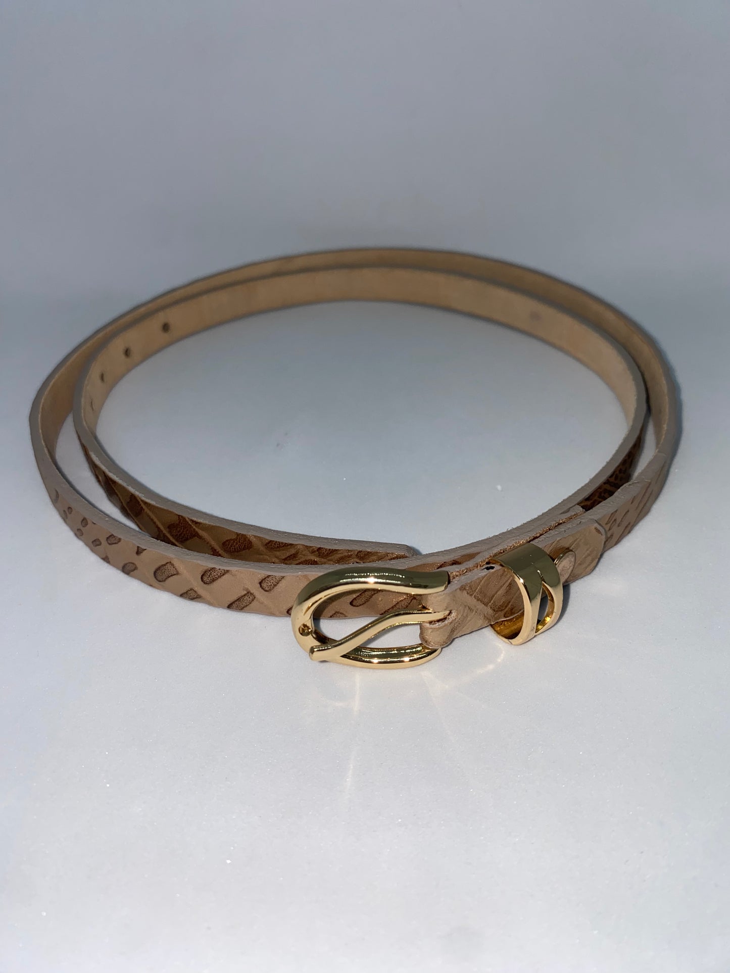 CODD15 - Correa de cuero liso delgada para dama marca Quality Leather