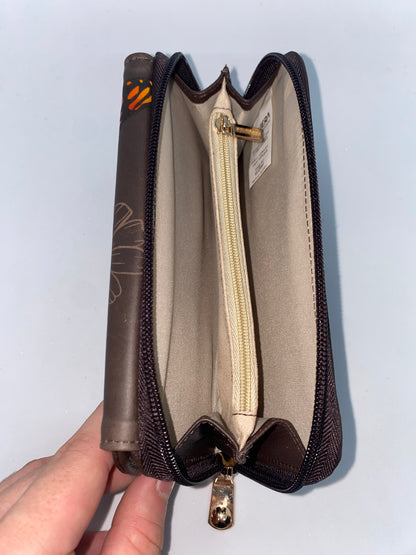 W8776 - Wallet de cuero para dama marca Riviera con diseño de mariposa