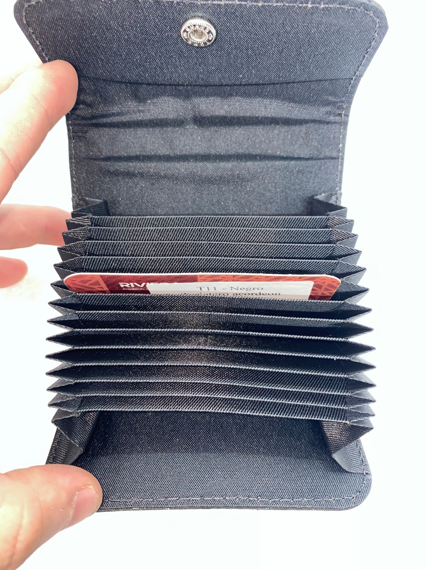 T18 - Tarjetero acordeon de cuero con broche marca Riviera
