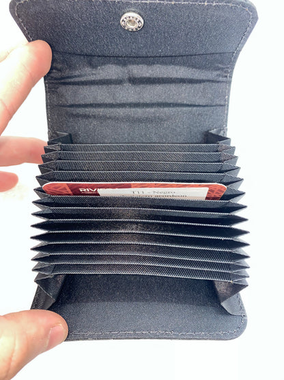 T18 - Tarjetero acordeon de cuero con broche marca Riviera