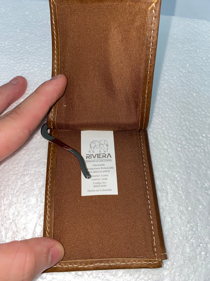 PB6133 - Tarjetero pisa billete de cuero graso marca Riviera