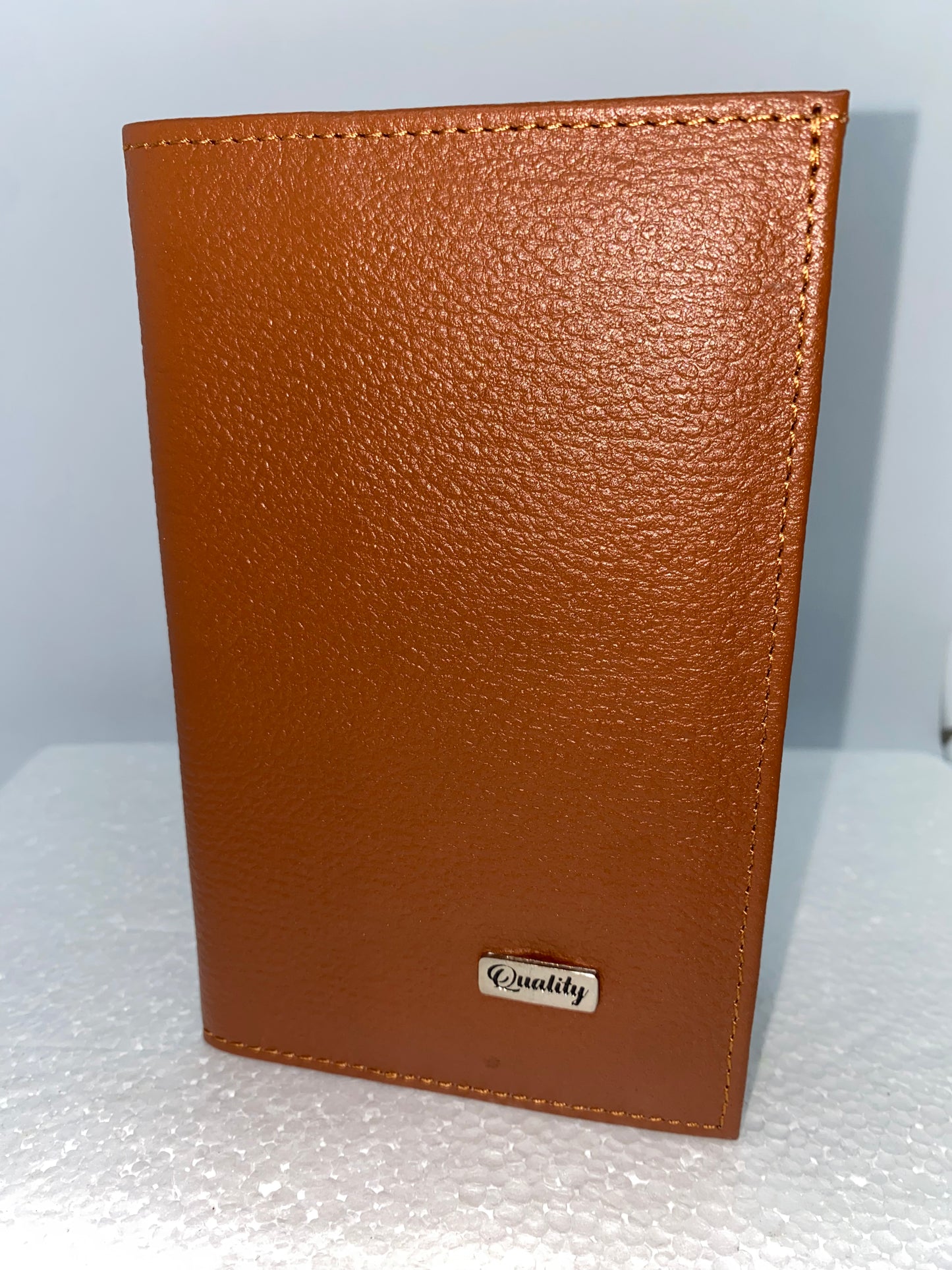 PP528 - Tarjetero porta pasaporte de cuero marca Quality Leather