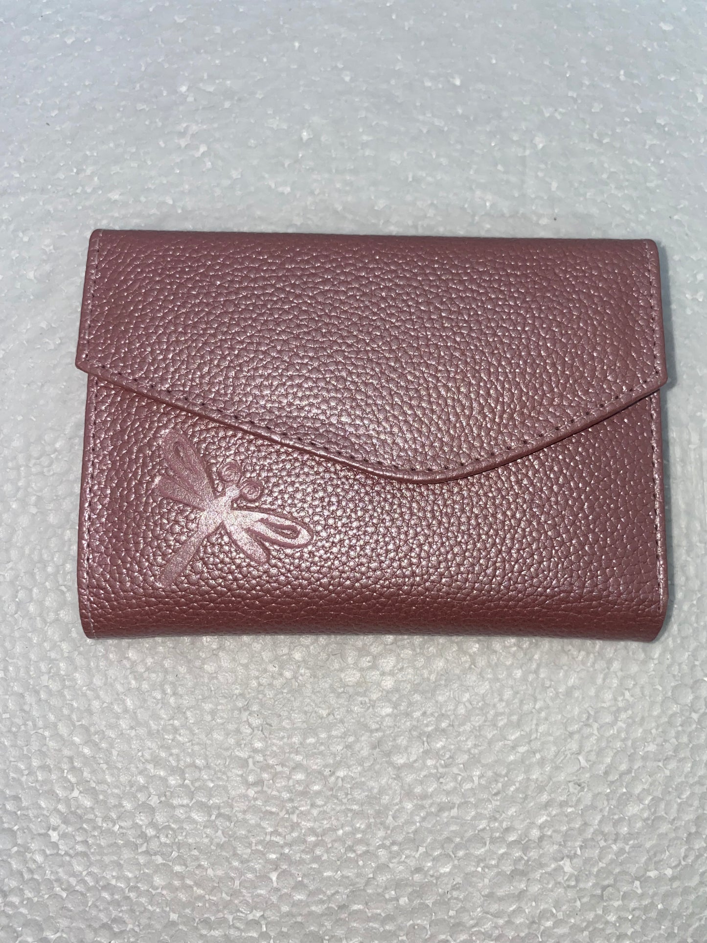 W202 - Wallet de cuero para dama con libelular marca Quality Leather