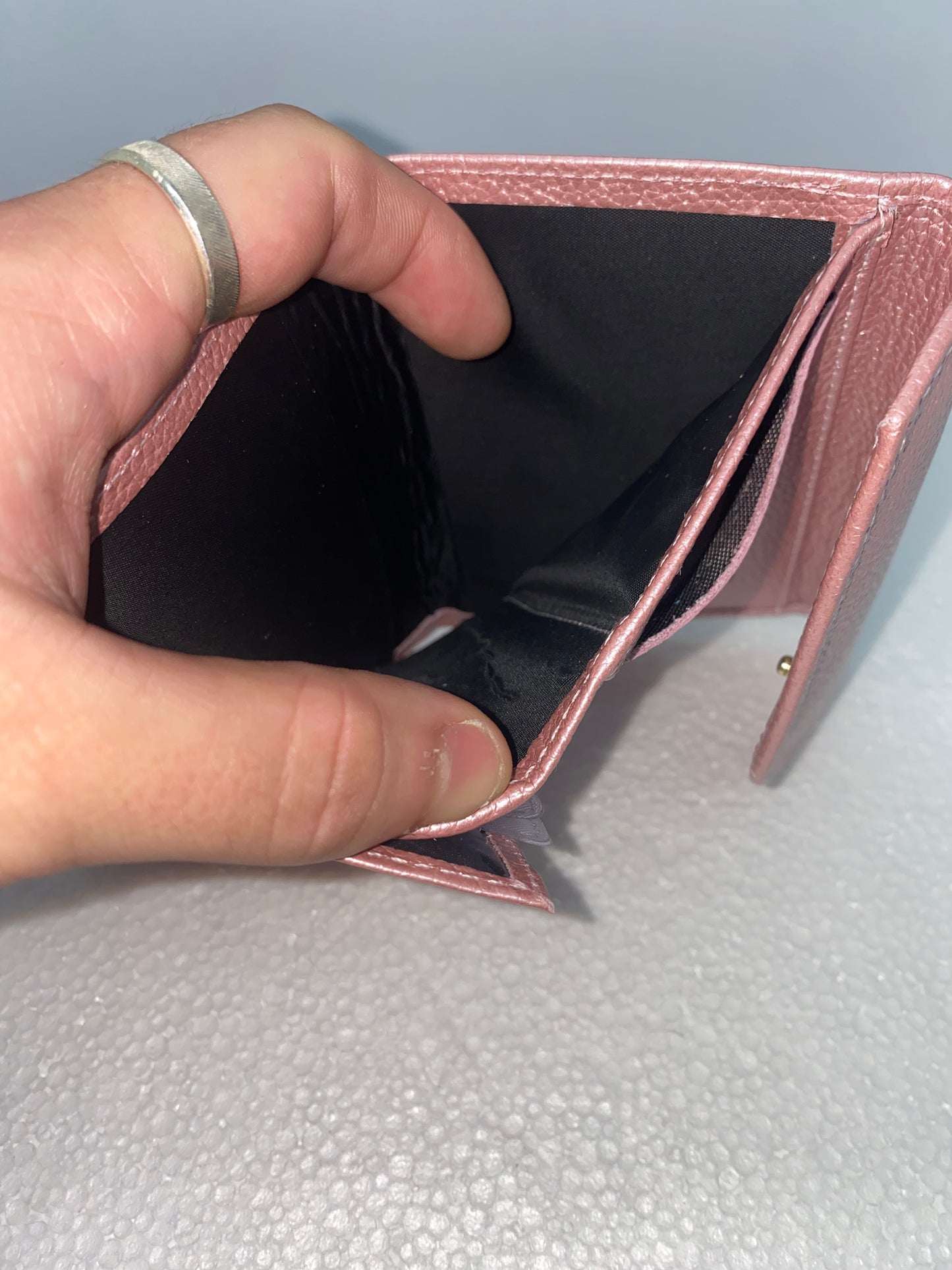 W202 - Wallet de cuero para dama con libelular marca Quality Leather