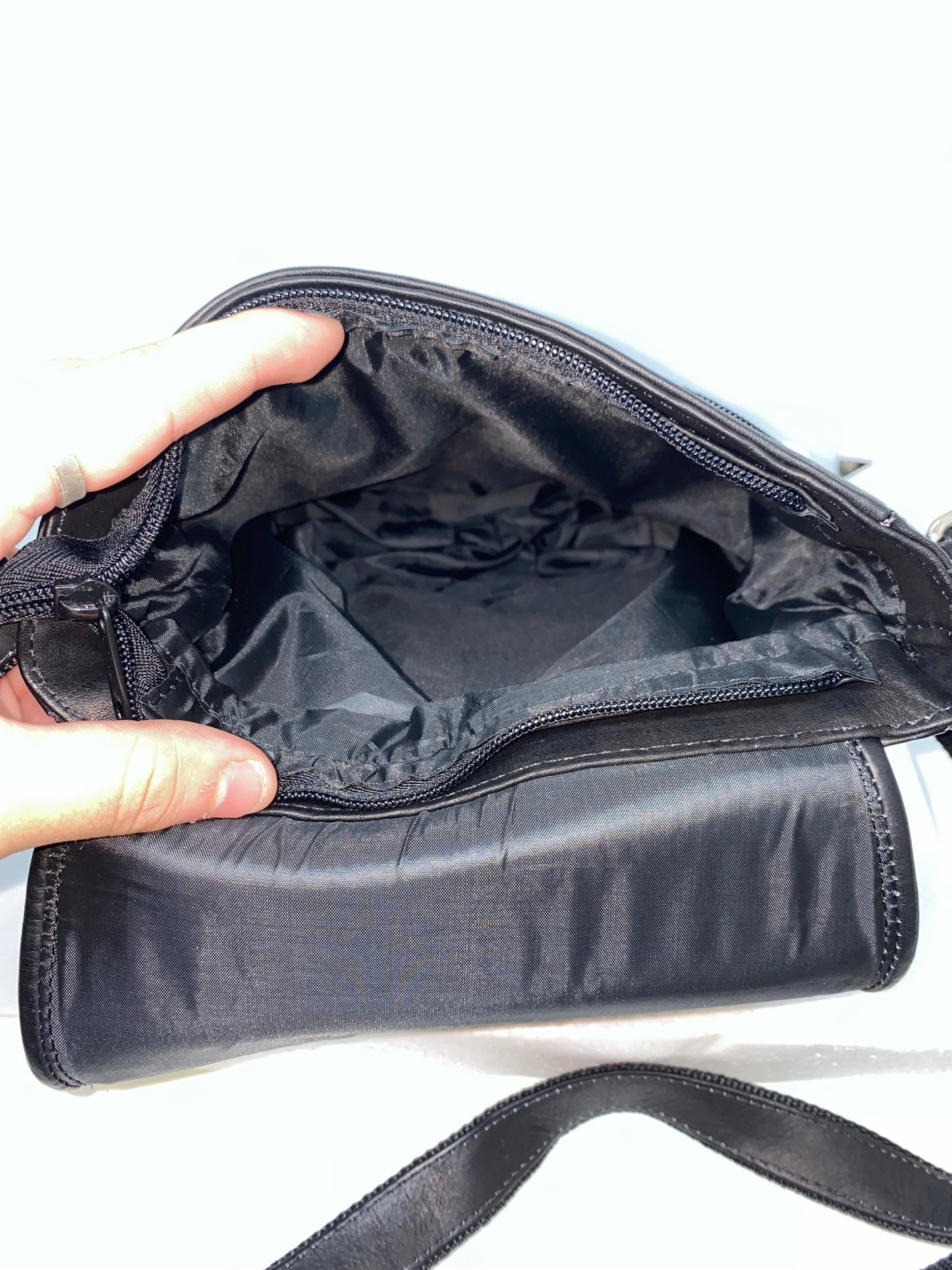 C312 - Carriel de cuero Tula mediano marca Quality Leather