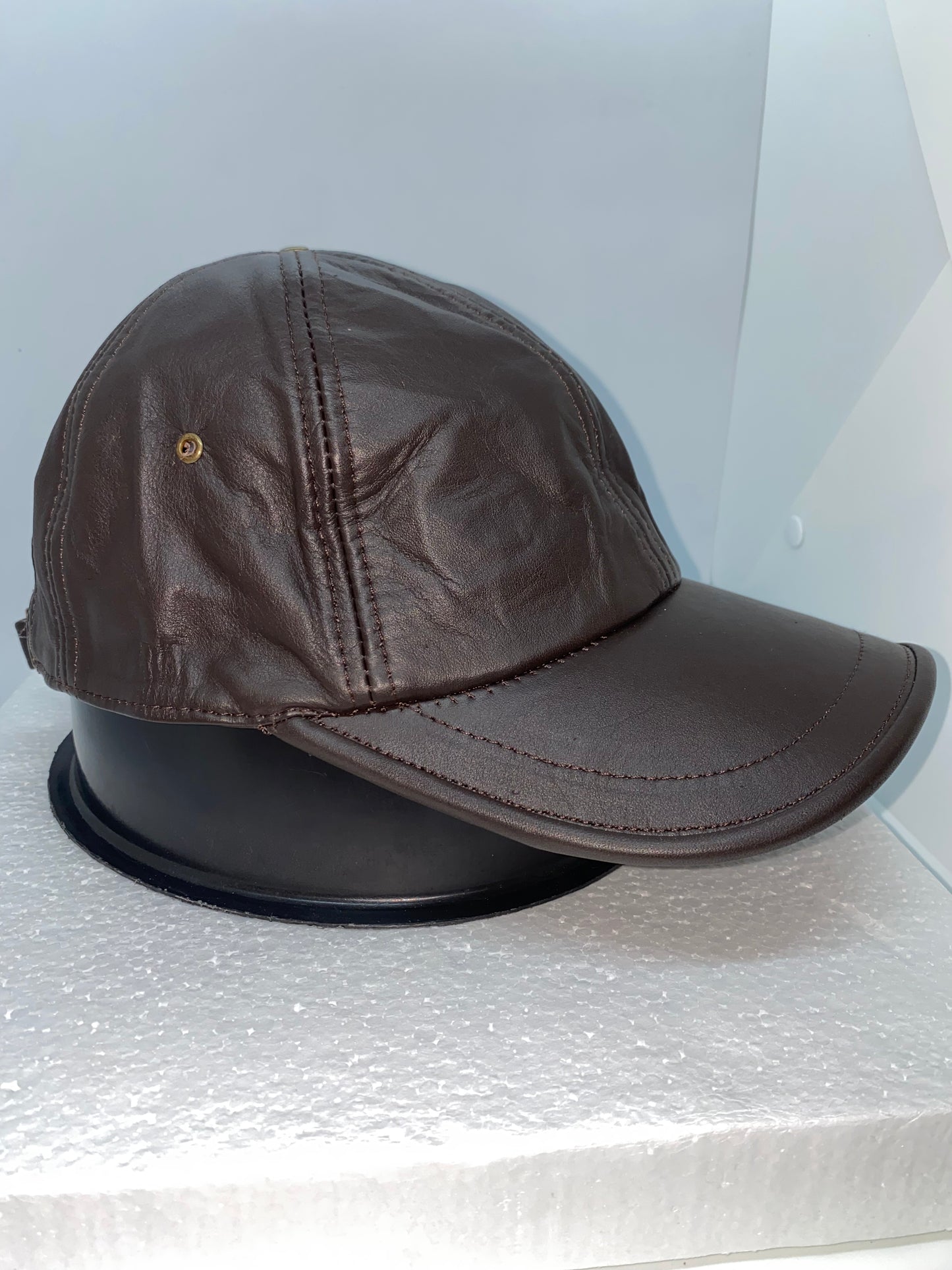 GB28 -  Gorra de cuero tipo beisbolera