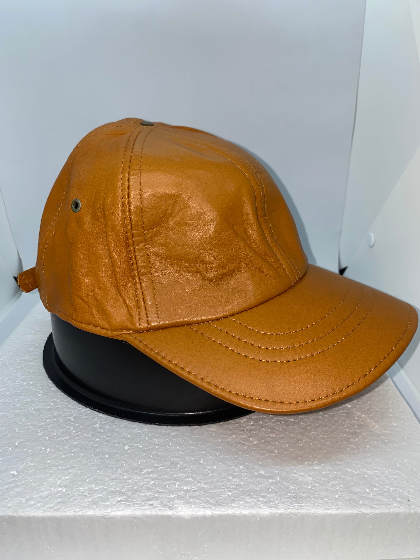 GB28 -  Gorra de cuero tipo beisbolera
