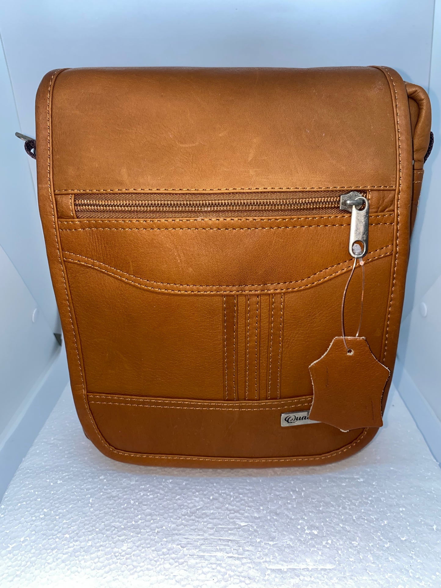 C312 - Carriel de cuero Tula mediano marca Quality Leather